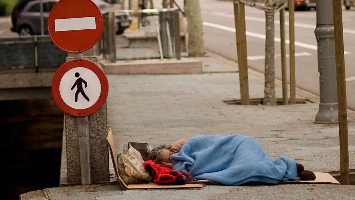 Una mujer sin hogar, en la calle