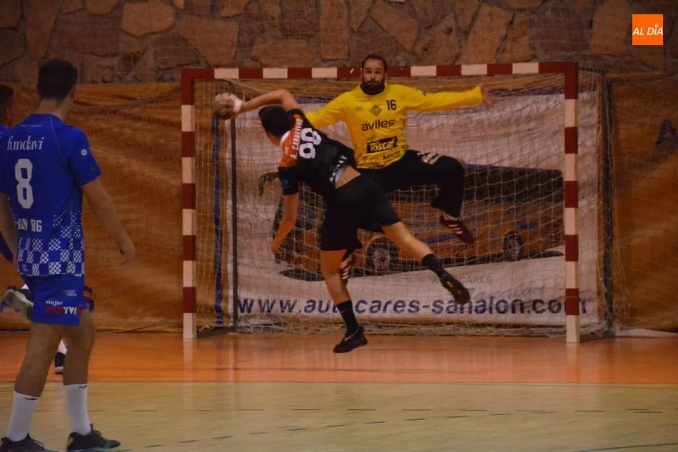 Un jugador local realiza un disparo a puerta / Lydia González