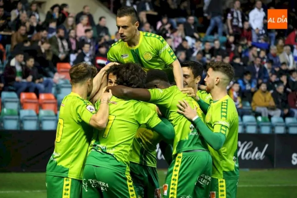 Piojo se eleva por encima de todos para celebrar un gol