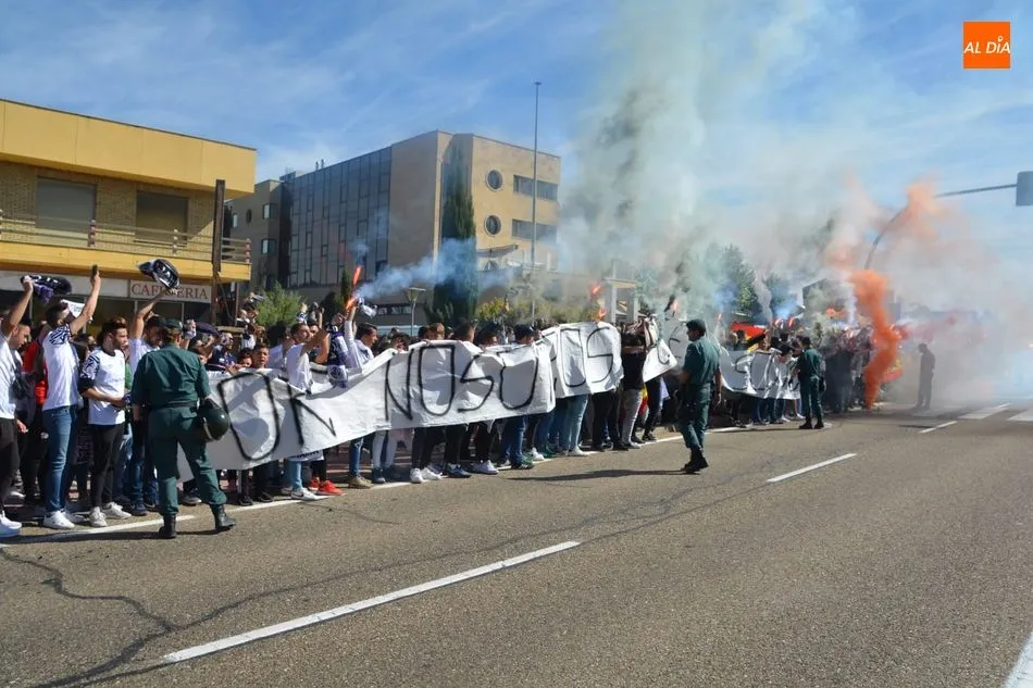 La afición del Salamanca UDS recibe al equipo / Lydia González