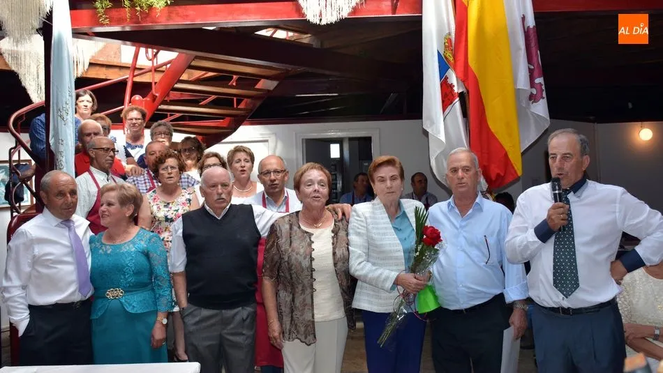 Los matrimonios homenajeados y la directiva de la asociación cantando el popular tema de Luis Lucena / E. Corredera