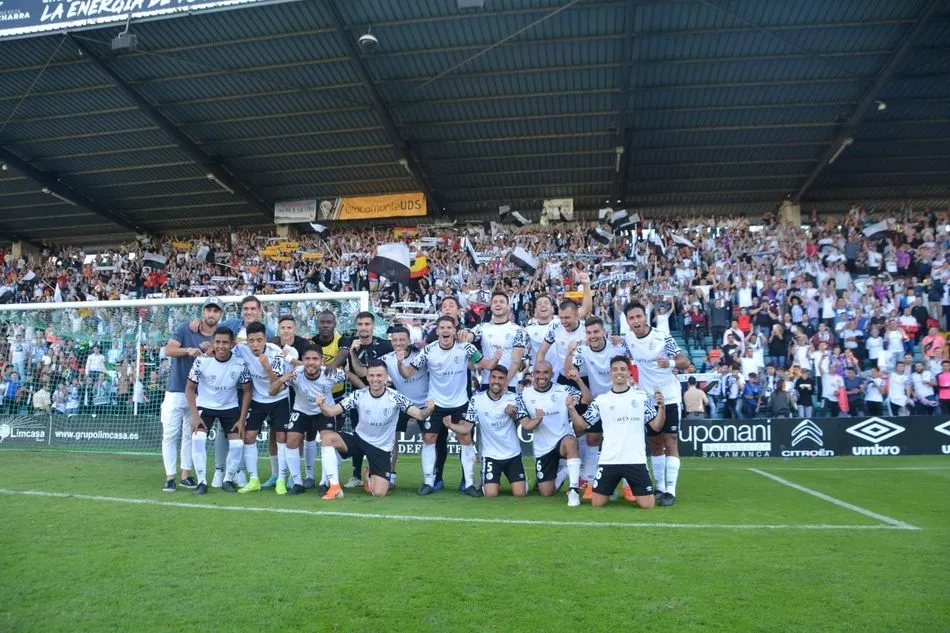 La plantilla del Salamanca UDS celebra la victoria / Lydia González