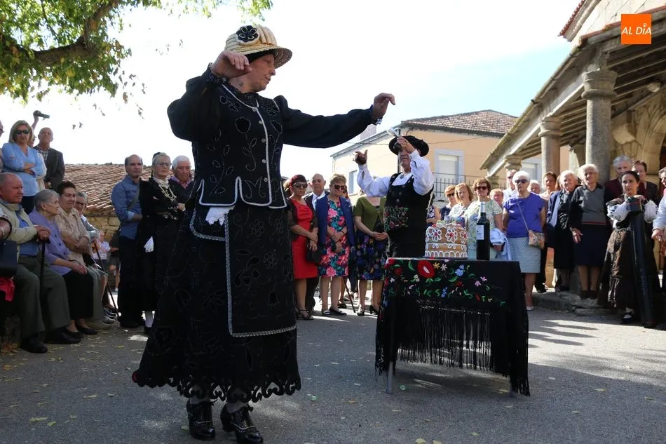 Madrina y cuartillera entregan sus ofrendas a la Virgen del Rosario en Cabeza del Caballo
