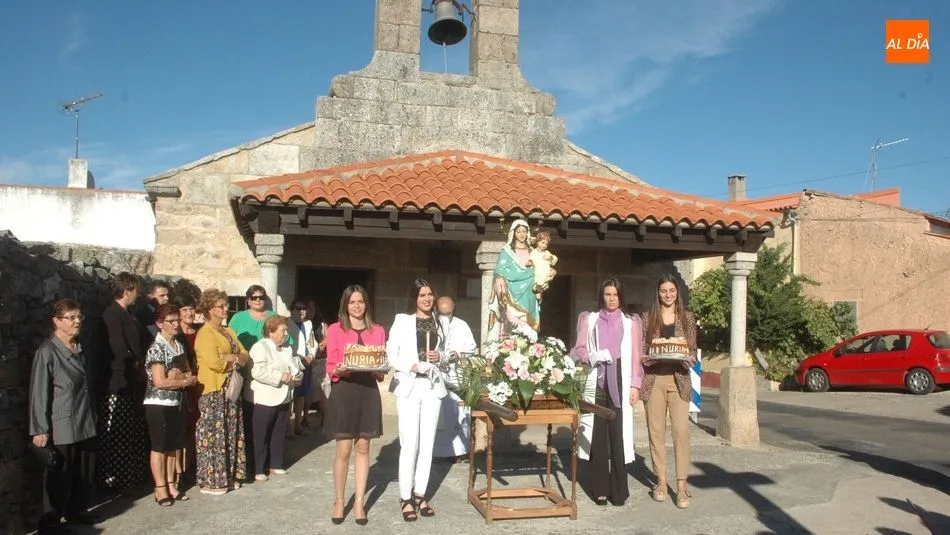 Nuria Martin y Nuria Hernández ejercían de Madrinas de la Virgen del Rosario en Cipérez / SILVESTRE
