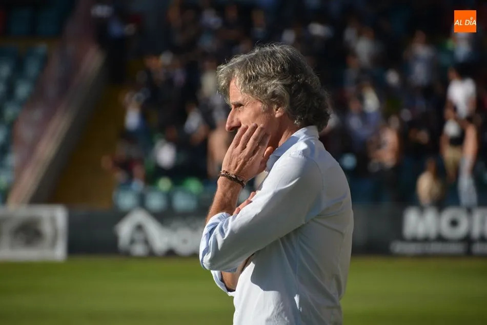 Aguirre, pensativo en el Helmántico / Lydia González