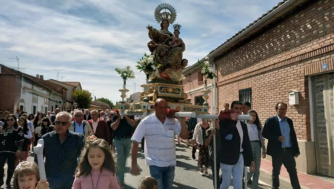Los vecinos de Rágama acompañaban un año más a la Virgen del Rosario en su procesión por calles y plazas