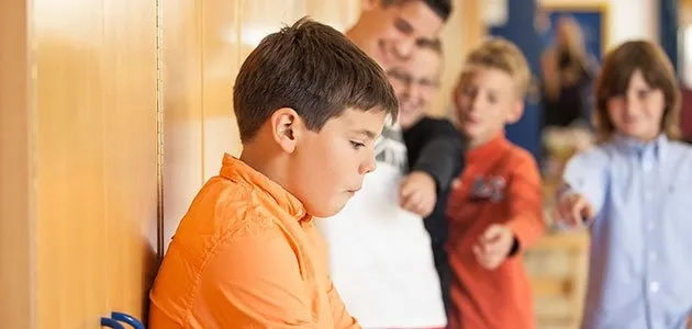 Un niño aguantando las mofas de sus compañeros