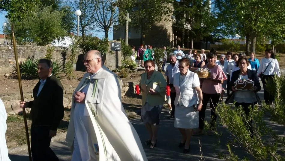 Procesión tras el rosario y antes de la subasta de bollos / FOTOS: ANTONIO JESÚS HERNÁNDEZ