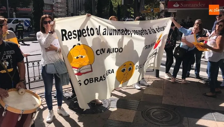 Concentración del AMPA de este colegio en el paseo de Carmelitas