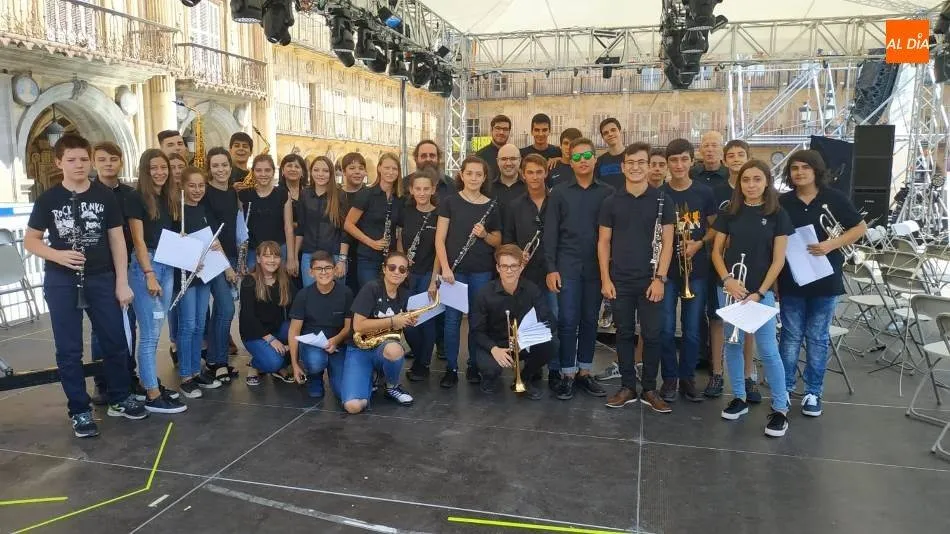 Integrantes de la Escuela Municipal de Música y Danza en la Plaza Mayor
