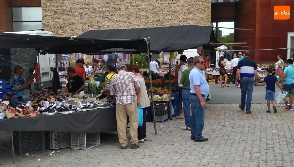 Numeroso público no quiso perderse la cita de cada primer domingo de mes en Trabanca / VÍCTOR PACHO