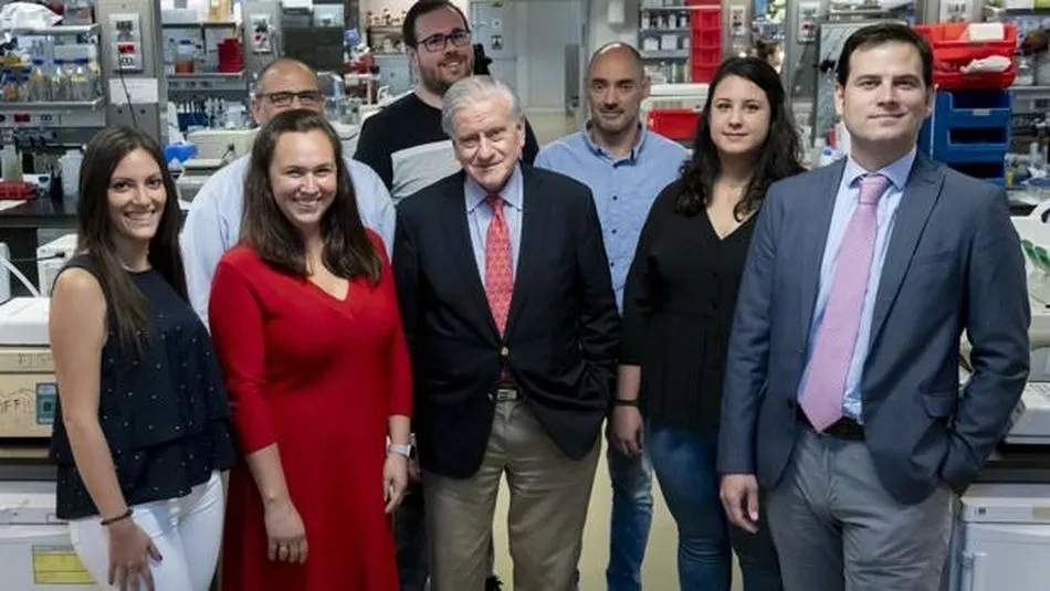 Marta Cortés-Canteli y Valentín Fuster, junto al resto del equipo de investigadores / CNIC