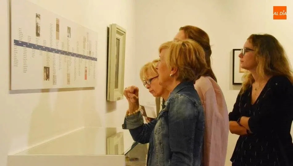 Espectoras en esta exposición en la Sala de la Escuelas Menores. Foto de Lydia González