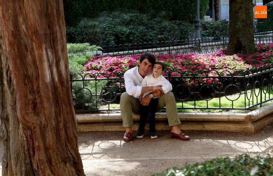 Domingo López Chaves y Pedro,  un niño de 4 años miembro de AERSCYL  FOTOS: Javier Blanco