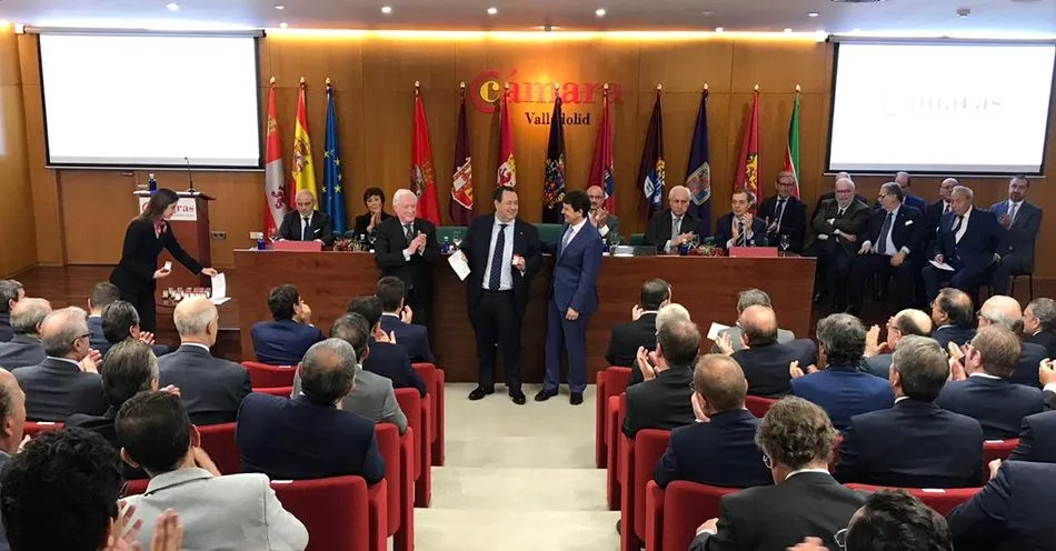 Benjamín Crespo ha recibido su credencial de pertenencia a esta corporación de parte de Alfonso Fernández Mañueco