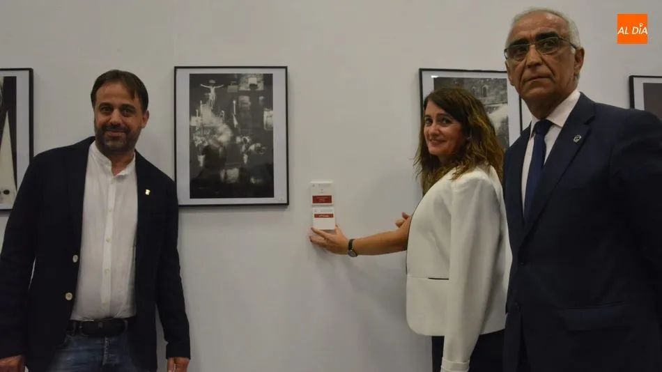 Los concejales y el presidente de la Junta de Semana Santa muestran la foto ganadora. Foto Lydia González