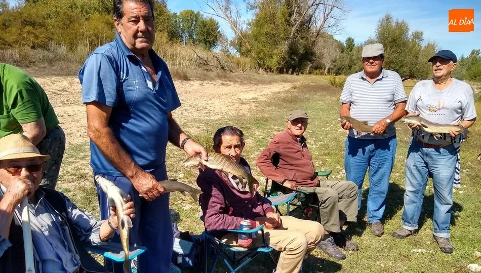La Asociación de Mayores San Isidro, a barbos en Castronuño  