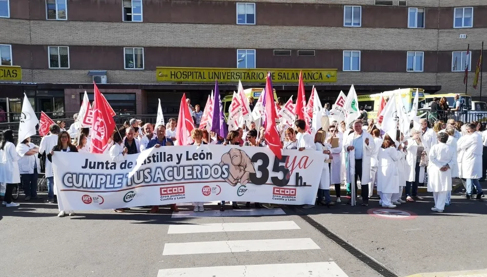 Concentración ante el Clínico de UGT, CCOO y CSIF para reivindicar el cumplimiento del acuerdo con la Junta para implantar la jornada semanal de 35 horas para los empleados públicos
