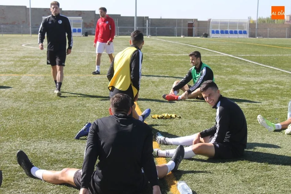 La plantilla estira tras el entrenamiento