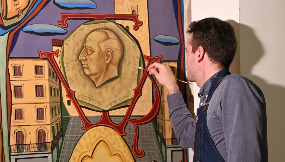Inicio de las labores del restaurador que retirará la imagen de Franco de este mural en el Ayuntamiento de Salamanca