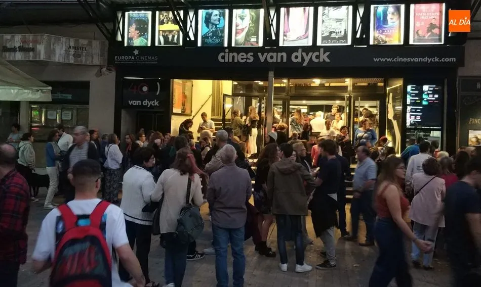 Las entradas para ver Mientras dure la guerra. Foto: Lydia González