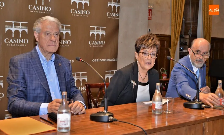Jesús Málaga, a la izquierda, ha ofrecido una conferencia en el Casino. Foto: Ángel Merino