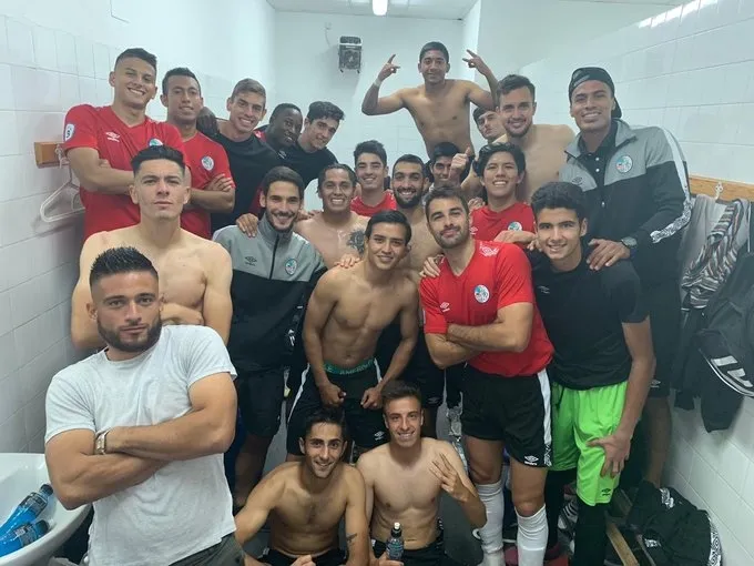 La plantilla celebra la victoria en el vestuario