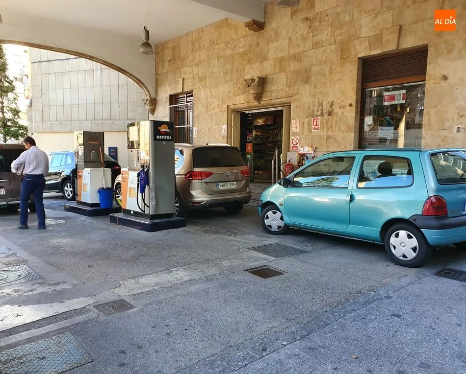 Varios vehículos aparcados en la gasolinera