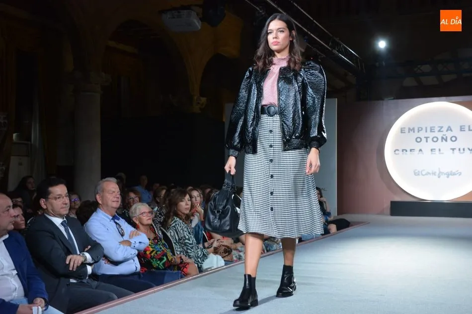 Una modelo desfila por la pasarela / Lydia González