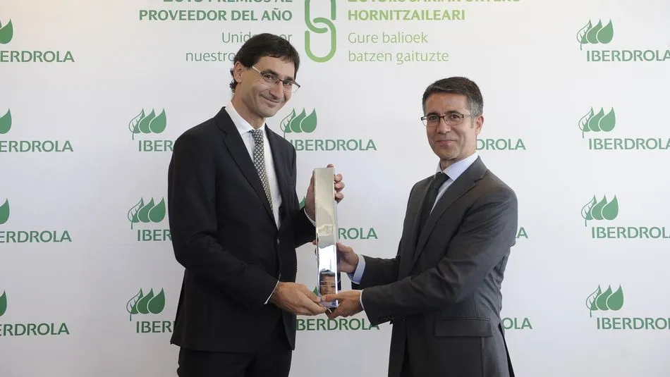 El director general de AOC Proyectos, Vicente Alario, y el delegado de Iberdrola en Castilla y León, Celiano García