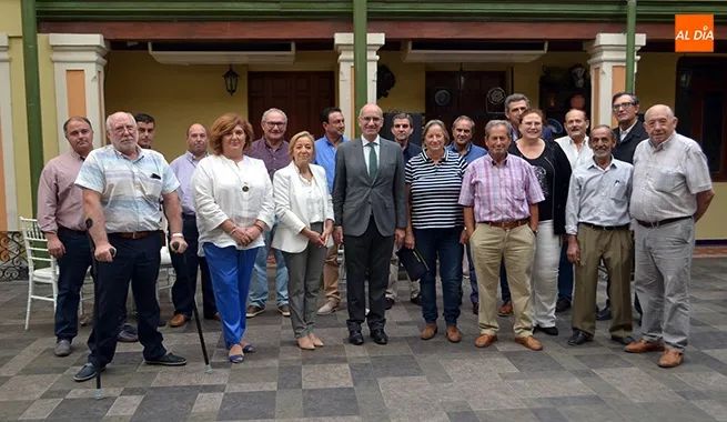 Una veintena de alcaldes, concejales y portavoces del PP de la comarca de Peñaranda se reunían hoy con Javier Iglesias