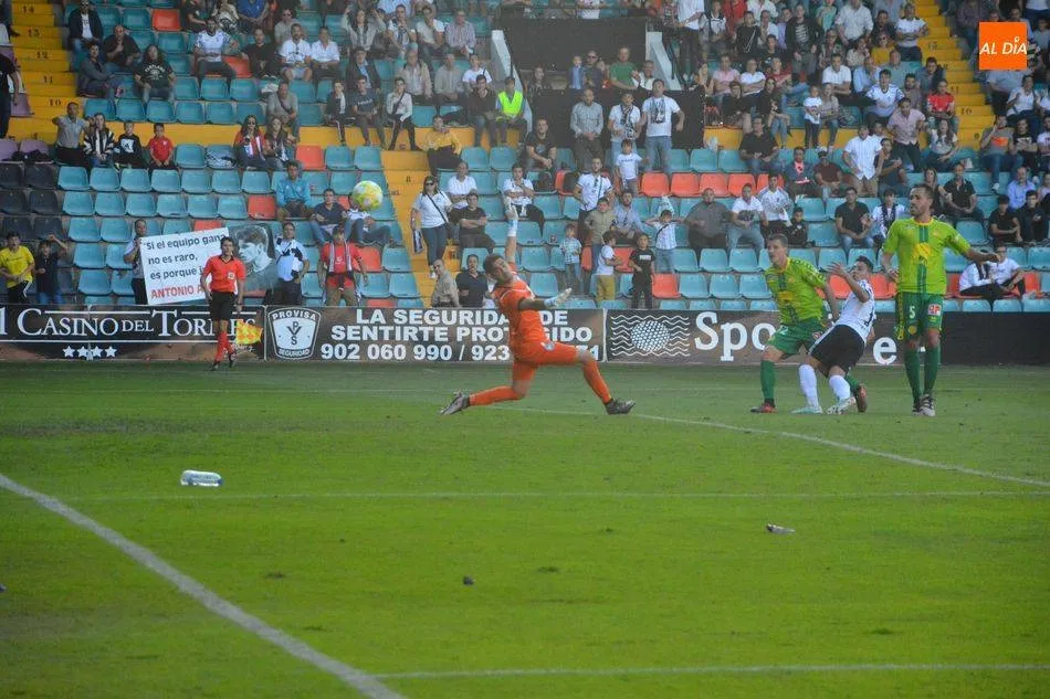 Gio Navarro marca el 2-0 en el derbi ante Unionistas