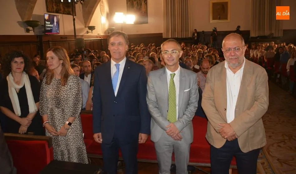 El rector y otras autoridades locales y regionales han asistido al acto en el Paraninfo. Foto: Lydia González