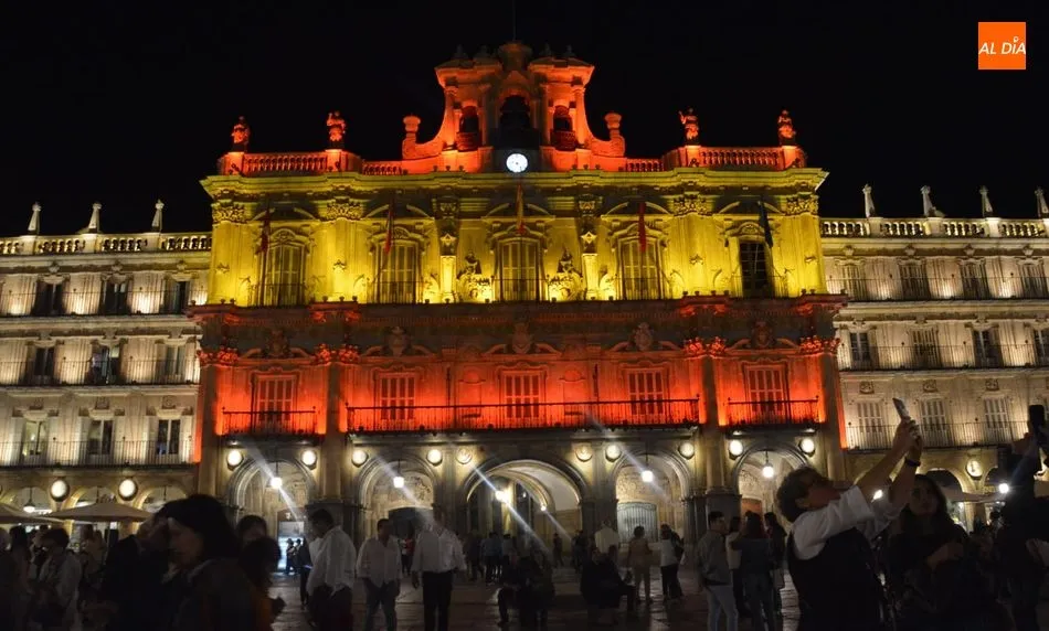 Fachada del Ayuntamiento iluminada con la bandera de España. Foto: Lydia González