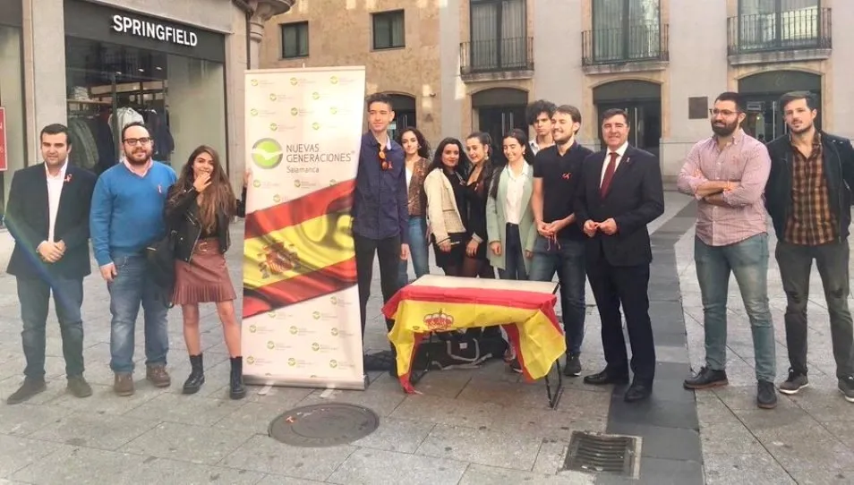 El candidato al Congreso por el PP, José Antonio Bermúdez de Castro, junto a los jóvenes de Nuevas Generaciones Salamanca