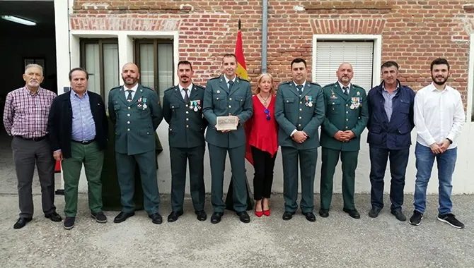 El Ayuntamiento de Macotera homenajea a los efectivos de la Guardia Civil del destacamento de la Villa