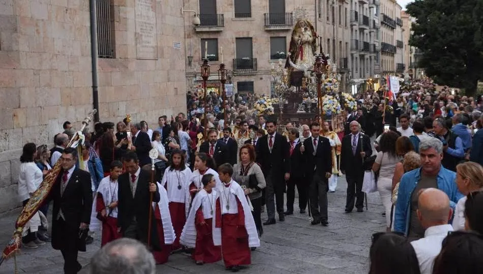 Procesión del Rosario cerca de la Catedral. Foto de Lydia González