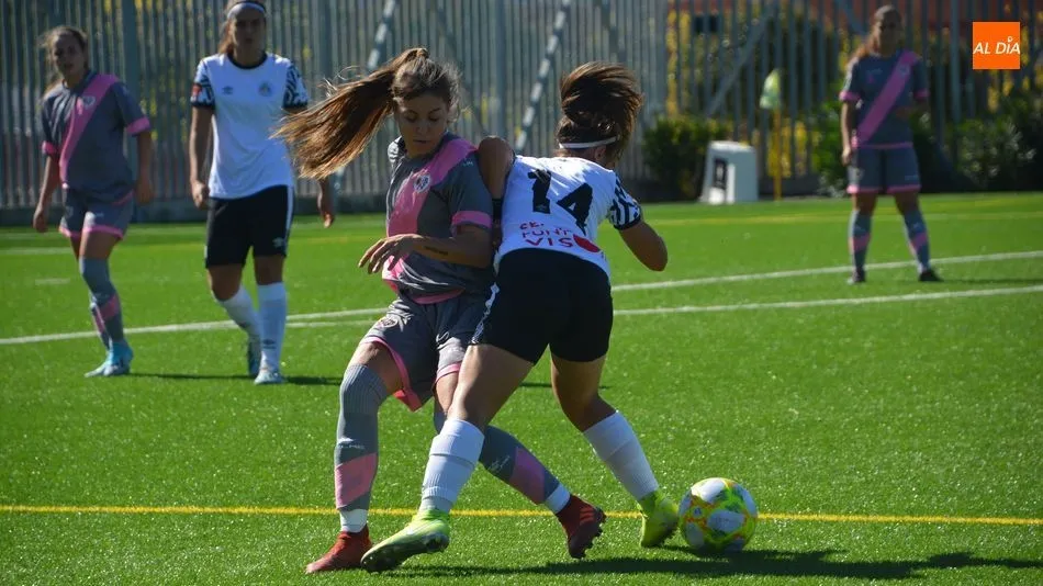 Una disputa de balón en el Vicente del Bosque / Lydia González
