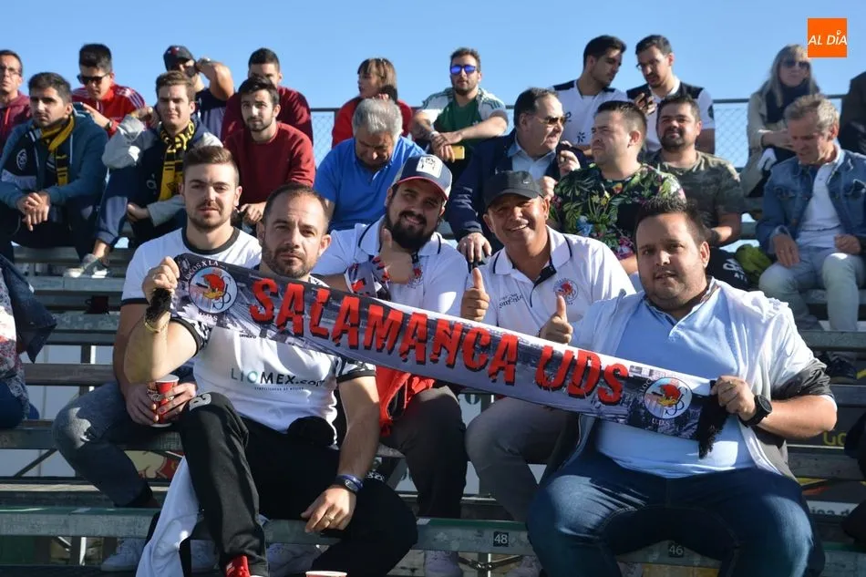 Un grupo de hinchas en el Municipal / Lydia González