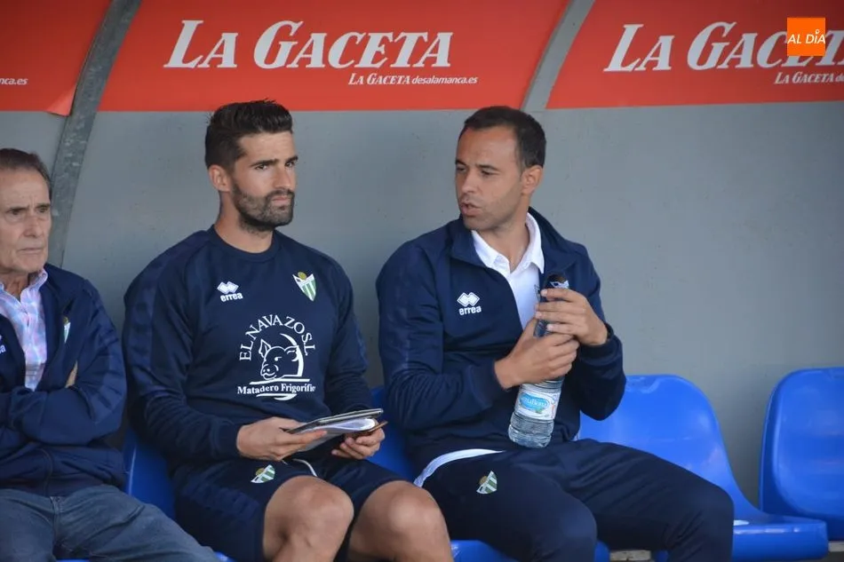 Ángel Sánchez, junto a su cuerpo técnico