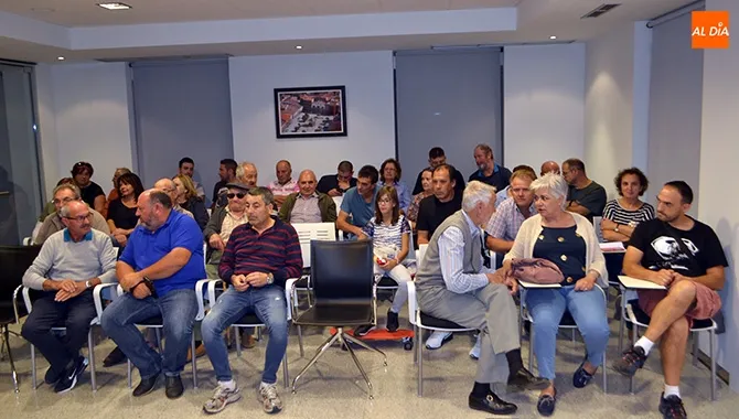 Los vecinos de Las Verónicas se reunían en el Salón de Plenos del Ayuntamiento