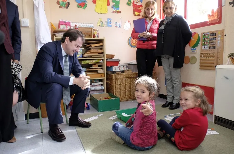 Alfonso Fernández Mañueco, en su reciente visita a centros educativos de la provincia de Palencia