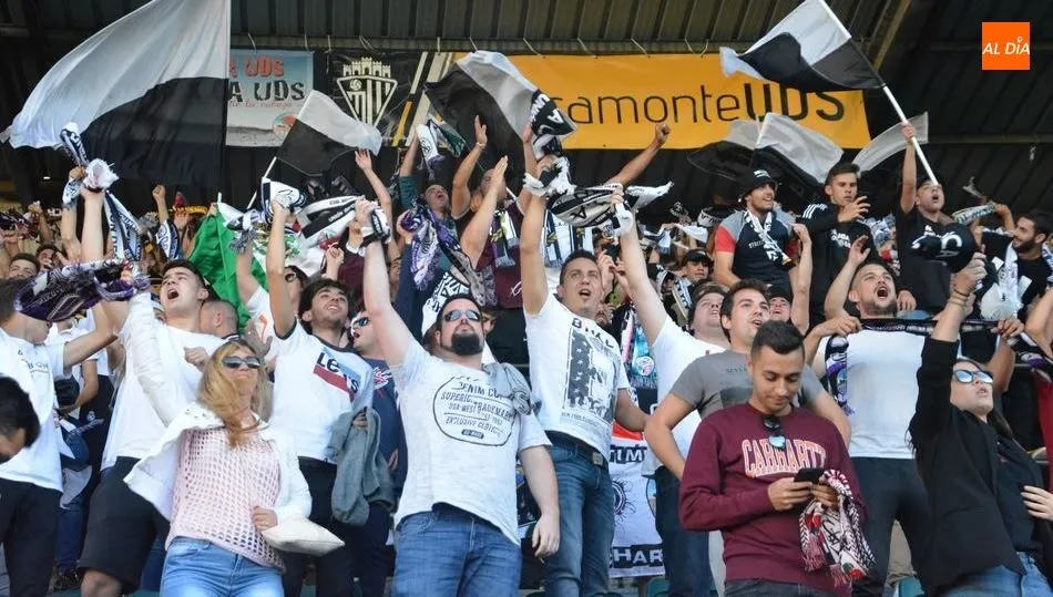 Seguidores del Salamanca UDS en el Fondo Sur. Foto de Lydia González