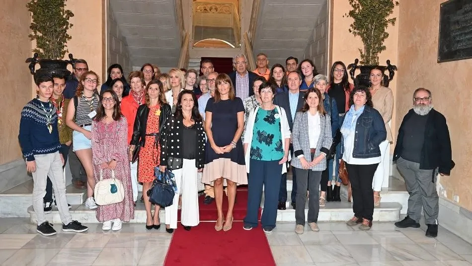 La concejala de Participación Social y Voluntariado del Ayuntamiento de Salamanca, Almudena Parres, junto a representantes de la entidades sociales de la ciudad