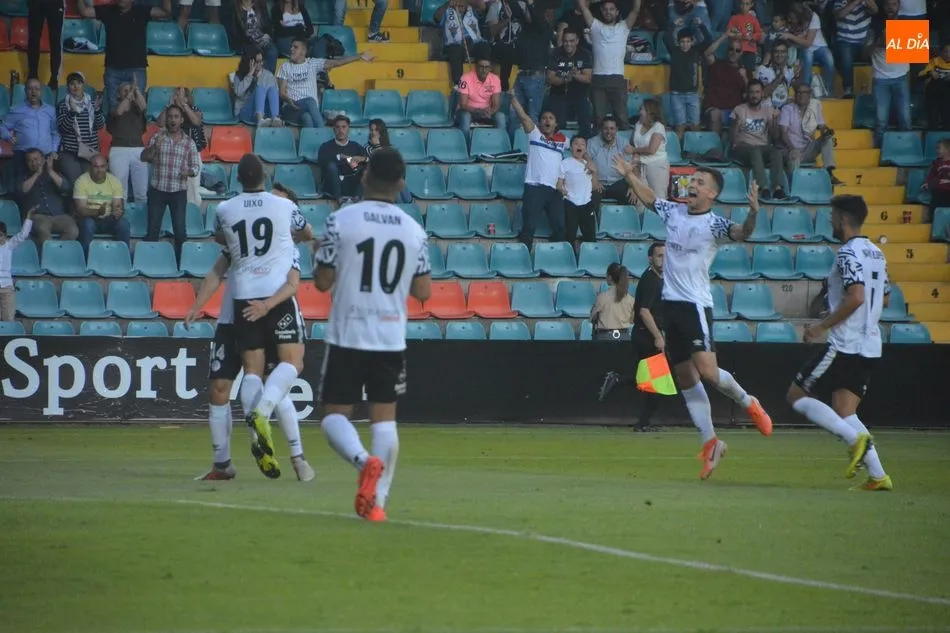 Los jugadores del Salamanca UDS celebran un gol / Archivo
