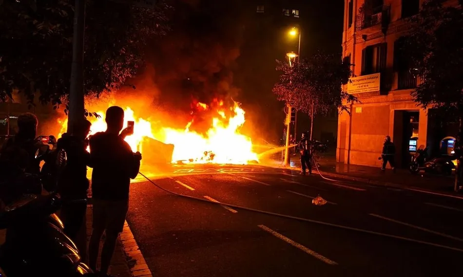 Manifestantes convocados por los CDR en Barcelona han provocado este martes por la noche una decena de hogueras