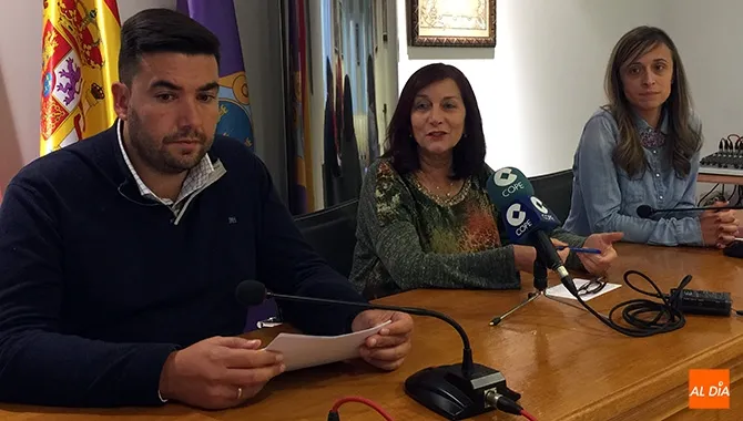 La alcaldesa Carmen Ávila y los concejales Antonio Poveda y Fatima Manzano daban a conocer la subvención del Servicio Publico de Empleo