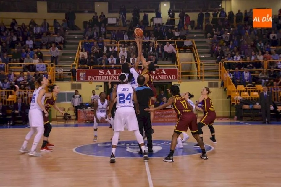 Salto inicial en un encuentro de una pasada campaña del Perfumerías Avenida
