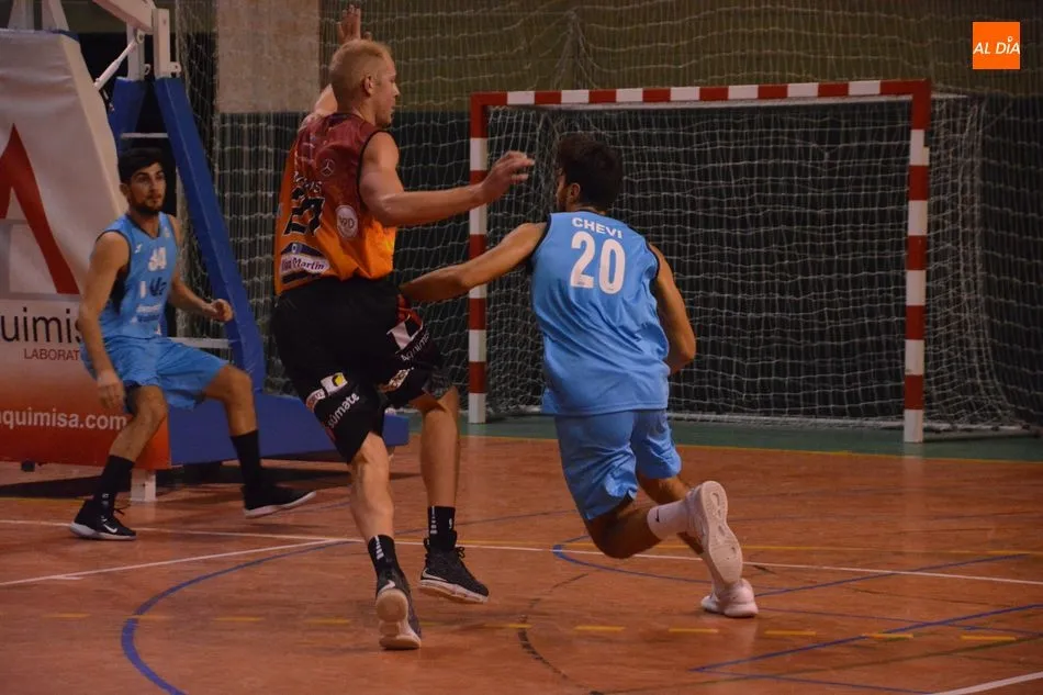 Bruns intenta frenar a un rival