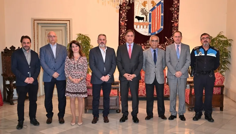 Integrantes de la Junta de la Semana Santa de Salamanca, junto al alcalde, Carlos García Carbayo, y algunos de sus colaboradores